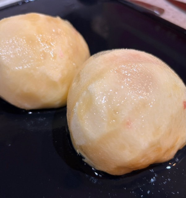 まるのままきれいに剥いた1個目の桃