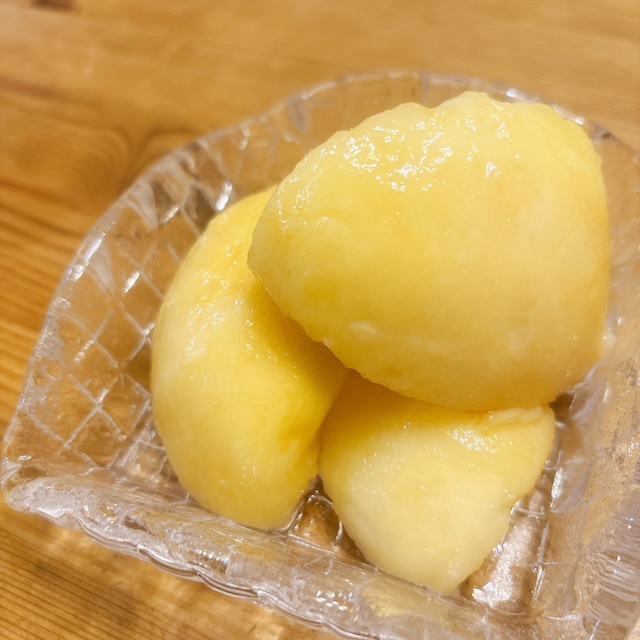ガラスの器に盛った1回目の桃のコンポート