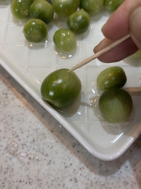 爪楊枝で穴をあけているところ
