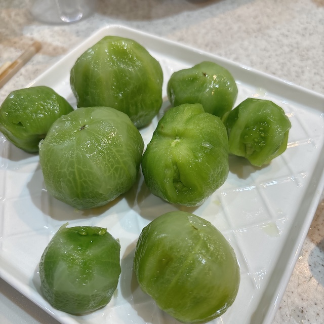 皮をむいた青いトマト